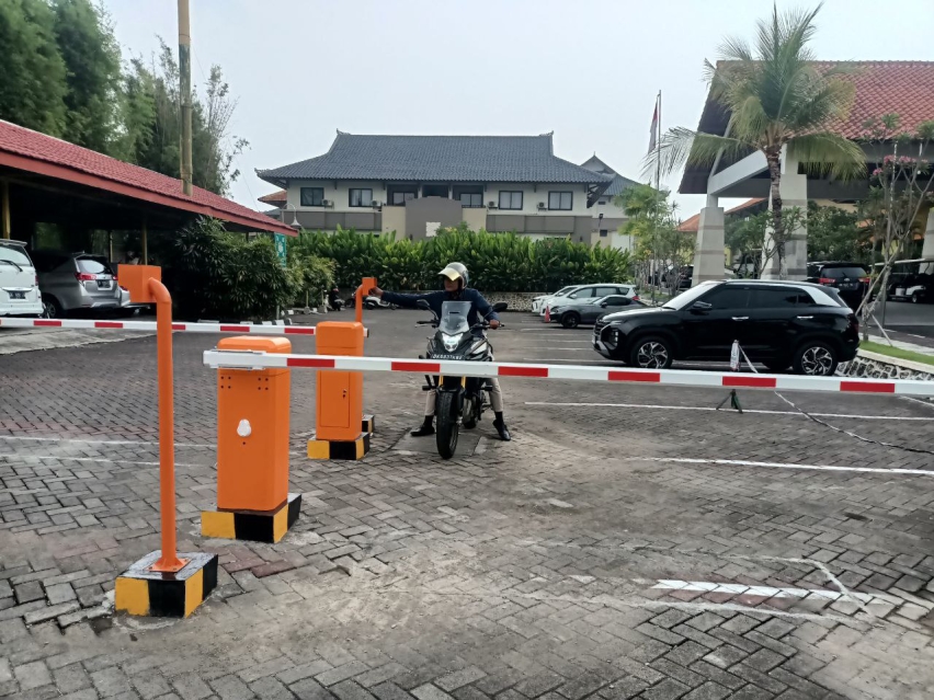 Pemasangan Palang Otomatis RFID Offline di Plagoo Holiday Hotel Bali