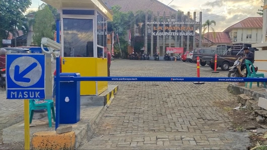 Pemasangan Palang Parkir Otomatis Manless Berbayar di RSUD Lapatarai Barru, Sulawesi Selatan