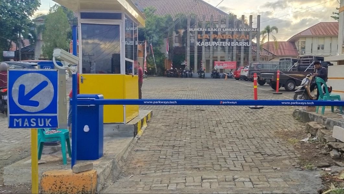 Pemasangan Palang Parkir Otomatis Manless Berbayar di RSUD Lapatarai Barru, Sulawesi Selatan