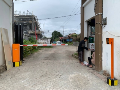 Pemasangan Palang Parkir Perumahan Sistem RFID Online di Perumahan Gemilang Harvest Sudiang