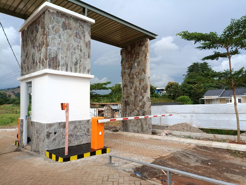 Pemasangan Palang Parkir Otomatis Sistem RFID Online di Perumahan Griya Kencana Pakatto, Gowa Sulawesi Selatan