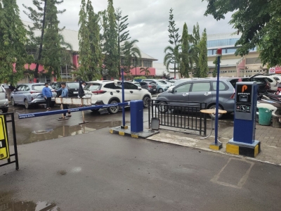 Palang Parkir Otomatis Manless Berbayar di RSUD Tenriawaru, Kabupaten Bone