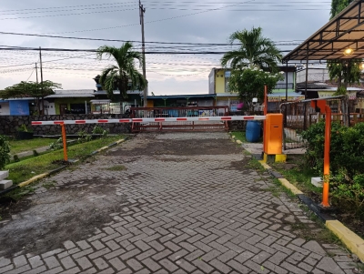 Pemasangan Palang Parkir Otomatis Manless Berbayar Estate RFID Online + IP Camera di Politeknik Negeri Sidoarjo