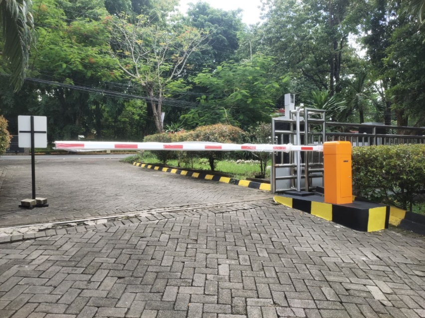 Pemasangan Palang Portal Manual di KPDDP Makassar